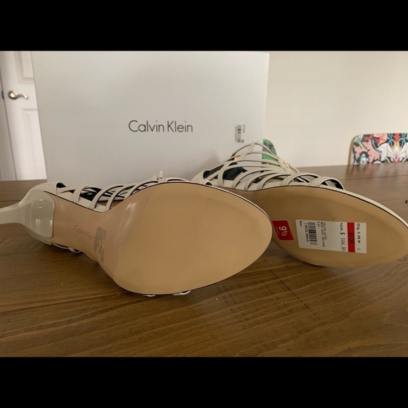 NWTCalvin Klein Neah Mini Saffiano White Pumps - Picture 5 of 6